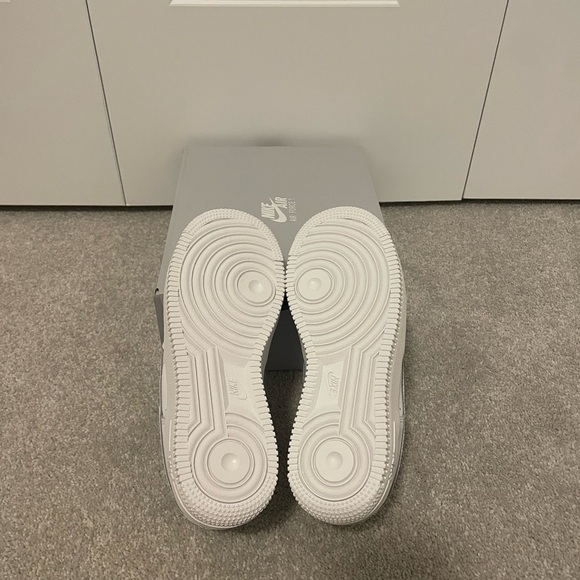 Nike Air Force 1 - All White - Picture 5 of 6